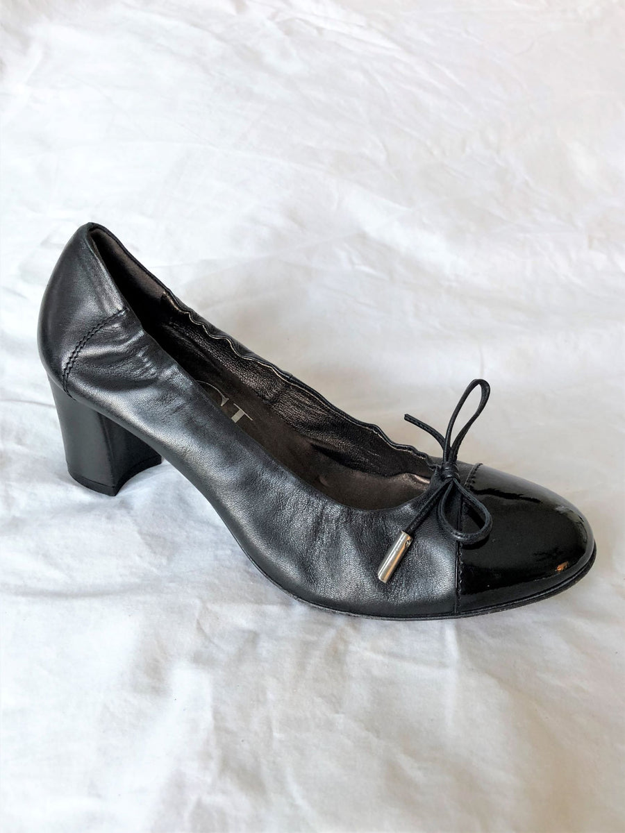 AGL Size 7 Black Leather Bow Pumps FABULUX