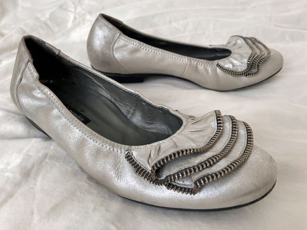 Paul Green Size 7.5 Epic Silver Zipper Flats