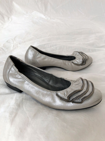 Paul Green Size 7.5 Epic Silver Zipper Flats