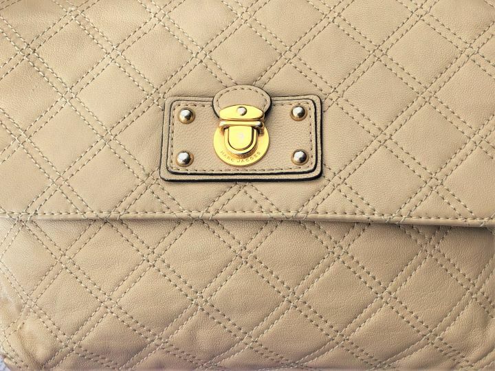 Marc jacobs cream shops quilted leather shoulder bag